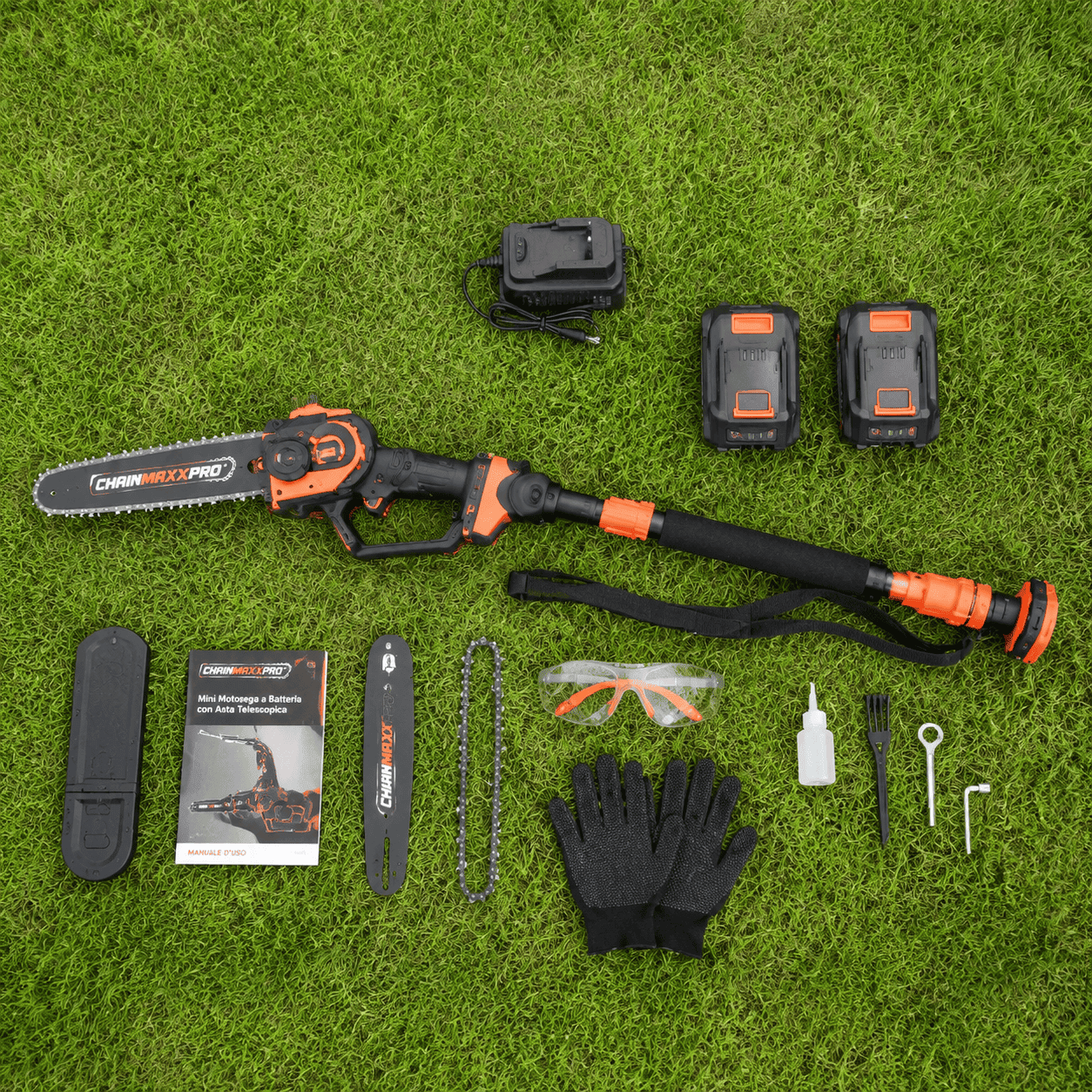 Maxi-kit CHAINMAXXPRO: motosega, asta telescopica, 2 batterie, caricabatterie, catene di ricambio, kit manutenzione, guanti e occhiali